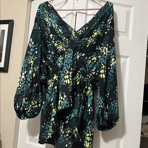 Will fit Plus size 22W. Stylish Black and Green Women's Top. Elastic waist.